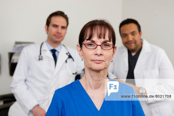 Oberarzt mit Kollegen im Hintergrund  Portrait
