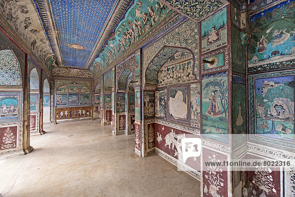 Wandgemälde oder Fresken aus Naturfarben aus der Malschule Bundikalam  Chitrashala oder Pavillon der Gemälde  Garh-Palast