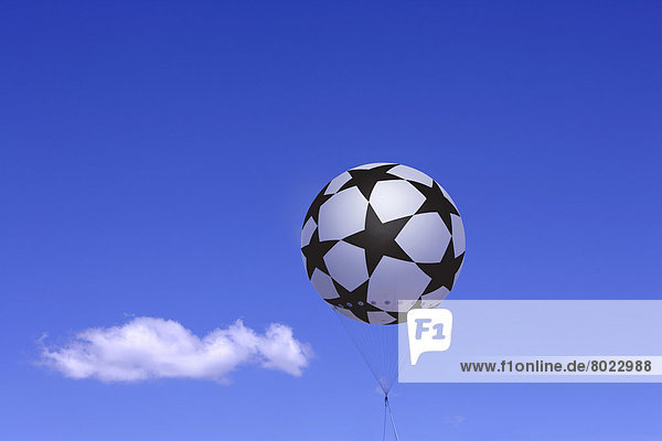 Fesselballon mit Champions League Logo vor blauem Himmel mit einer Wolke