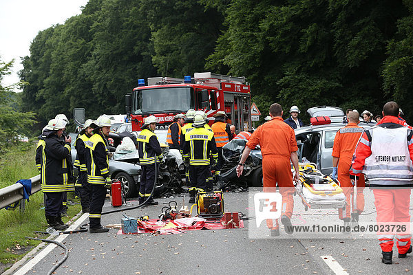 Rettungskräfte von Feuerwehr und Deutschem Roten Kreuz im Einsatz bei einem Verkehrsunfall auf der Bundesstraße 327