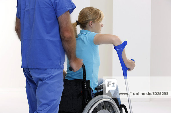 Eine Frau im Rollstuhl beim Arzt