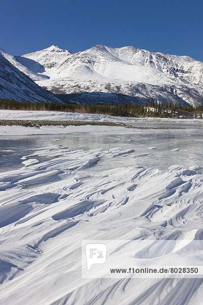 Winter Landschaft Hintergrund Fluss vorwärts Vorgebirge Alaska Schnee
