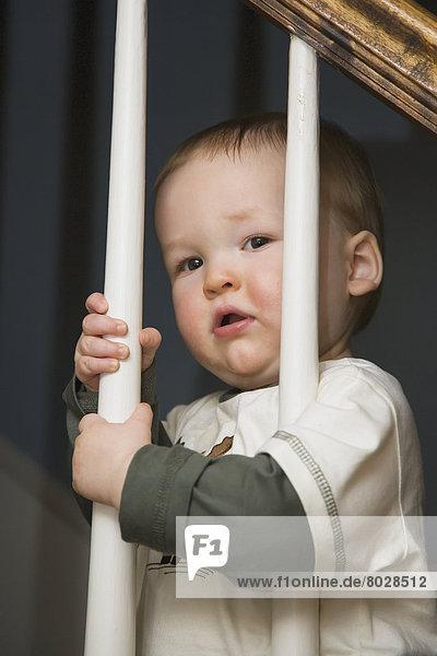 Stufe halten Junge - Person Geländer Verbindung Baby