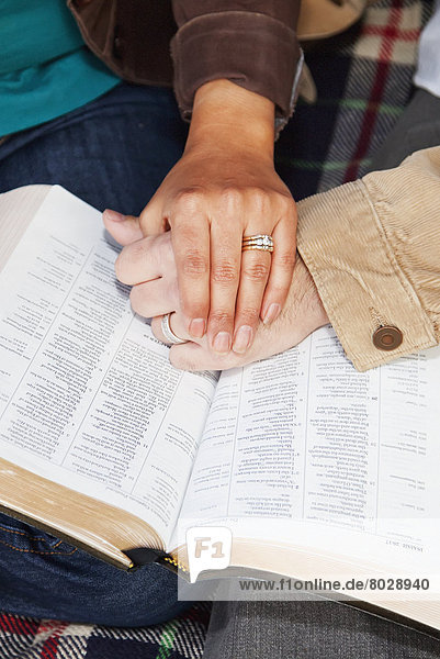 Ehepaar  halten  Bibel