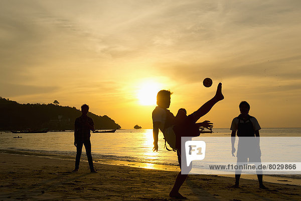 Mann  Spiel  Strand  Sonnenuntergang  Ball Spielzeug  Phuket