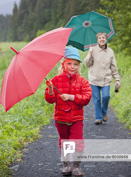 Vereinigte Staaten von Amerika  USA  hoch  oben  Tag  Spiel  gehen  Strand  Sommer  Regenschirm  Schirm  Weg  Regen  Enkeltochter  Großmutter  zeigen  Sonnenschirm  Schirm