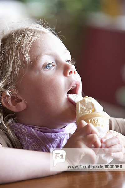 kegelförmig  Kegel  Vereinigte Staaten von Amerika  USA  sitzend  Tag  Sommer  Eis  Regen  jung  Laden  Kaffee  essen  essend  isst  Mädchen  Sahne