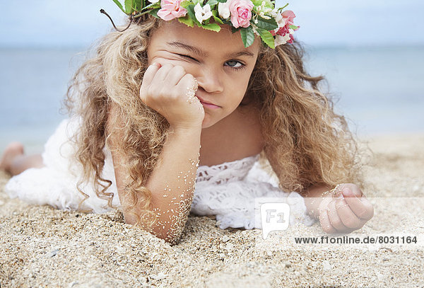 liegend  liegen  liegt  liegendes  liegender  liegende  daliegen  niedlich  süß  lieb  Portrait  Amerika  Strand  Produktion  jung  Verbindung  Mädchen  Hawaii  Oahu  Waikiki