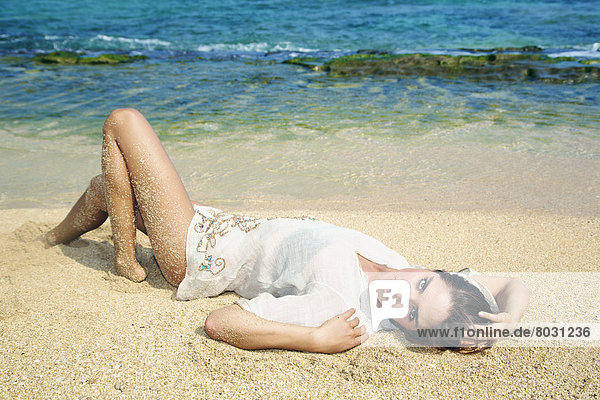 liegend  liegen  liegt  liegendes  liegender  liegende  daliegen  Frau  Amerika  Strand  jung  Verbindung  Hawaii  Kauai  Modellbau