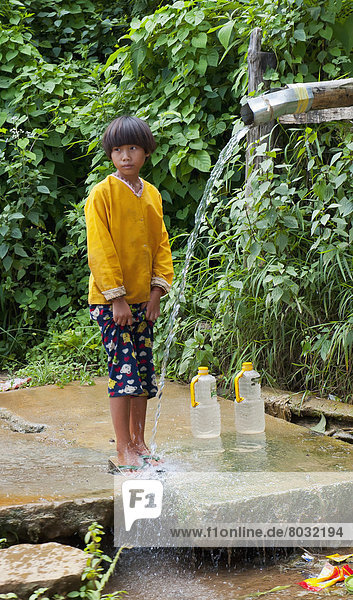 nebeneinander  neben  Seite an Seite  Wasser  Junge - Person  füllen  füllt  füllend  Boden  Fußboden  Fußböden  2  Kanne  ausgießen  Myanmar  Shan Staat  Weihwasserbecken
