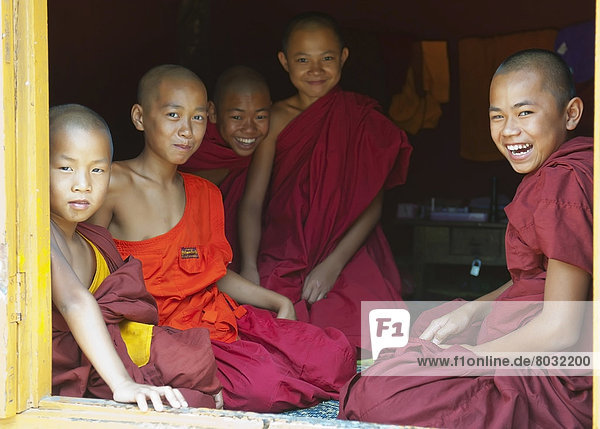sitzend  Zusammenhalt  Boden  Fußboden  Fußböden  Myanmar  jung  Mönch  Shan Staat