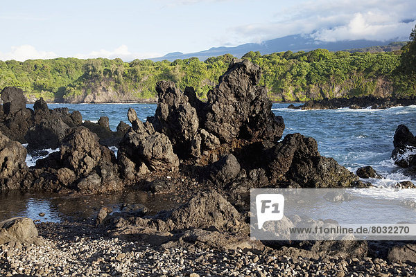 Wasserrand  Felsen  Steilküste  Überfluss  frontal  Ansicht  Hawaii  Maui