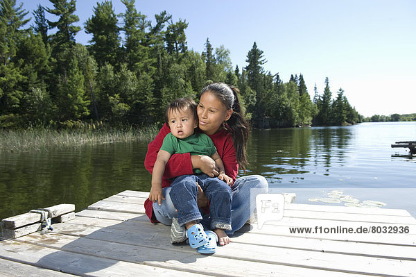 Fischschwarm  Sohn  See  Dock  Ethnisches Erscheinungsbild  Mutter - Mensch  Kanada  Ontario