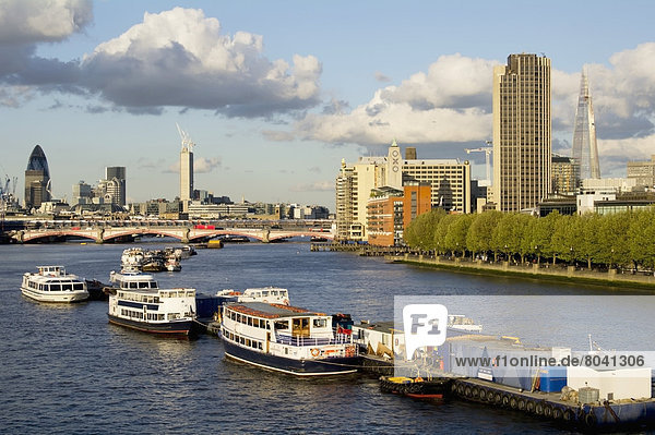 Blick auf Boote auf Thames  London  Großbritannien