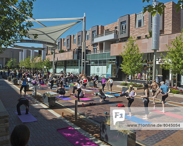 Vereinigte Staaten von Amerika  USA  Straße  Kirsche  Bach  Yoga  Außenaufnahme  Fußgänger  Colorado  Denver  Norden