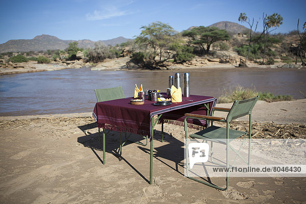 hoch  oben  Flussufer  Ufer  camping  Gast  Tisch  Frühstück  Kenia