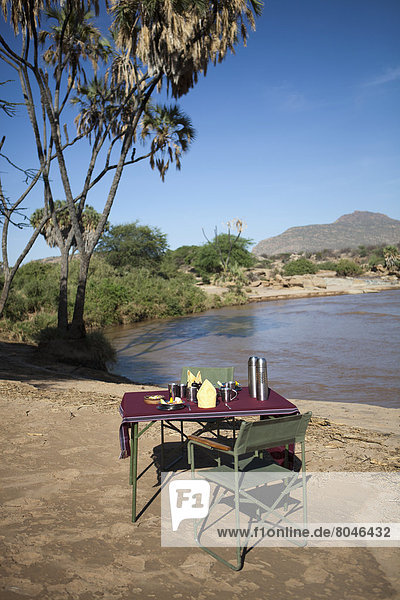 hoch  oben  Flussufer  Ufer  camping  Gast  Tisch  Frühstück  Kenia
