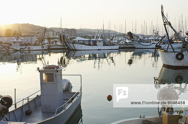 Hafen  Sonnenuntergang  Boot  Anker werfen  ankern  angeln  Italien  Marken