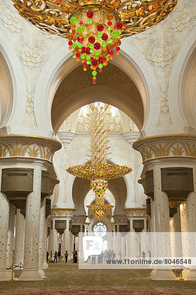 Abu Dhabi  Hauptstadt  Vereinigte Arabische Emirate  VAE  Halle  Ehrfurcht  innerhalb  Moschee  Gebet