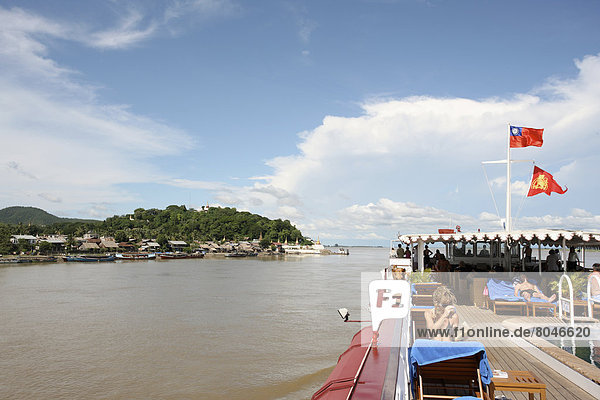 Fernverkehrsstraße , Fluss , Kreuzfahrtschiff , Myanmar