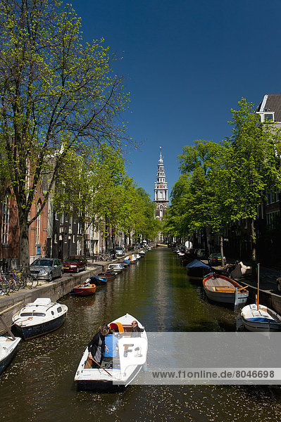 hinter  Amsterdam  Hauptstadt  Mensch  Menschen  gehen  klein  Boot  Kirche  Kirchturm  vorwärts  Niederlande