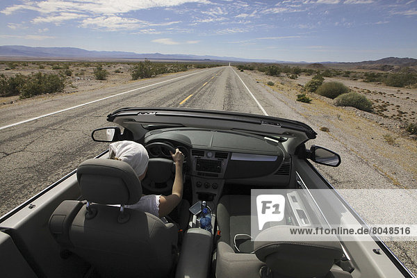 Vereinigte Staaten von Amerika USA junge Frau junge Frauen Auto Cabrio fahren Wüste vorwärts Richtung Kalifornien
