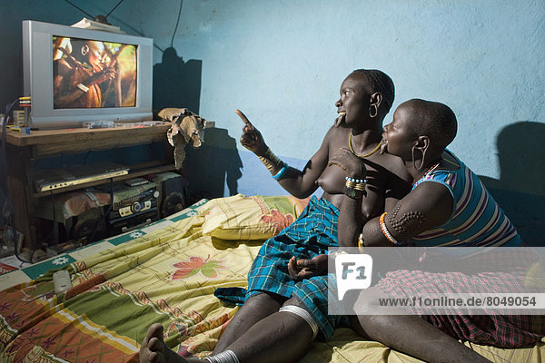Frau  sehen  halten  Teller  Fernsehen  durchbohren  2  Tonstein  Geographie  Volksstamm  Stamm  Ethnisches Erscheinungsbild  Äthiopien