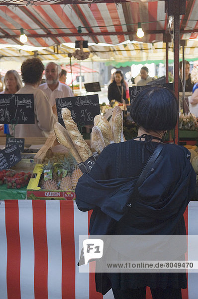 Frankreich  Frau  halten  Kunde  Baguette  La Rochelle  Markt  Poitou-Charentes