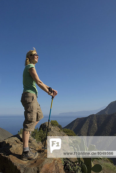 Frau  folgen  wandern  jung  Kanaren  Kanarische Inseln  La Gomera  Spanien