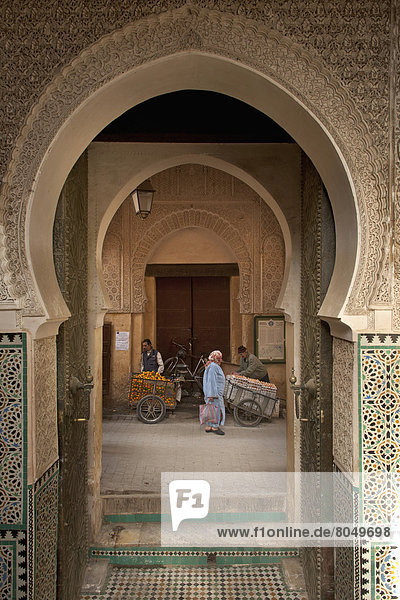 Fès  Fez  Außenaufnahme  Frau  gehen  Eingang  Nostalgie  Verkäufer  Fes  Marokko