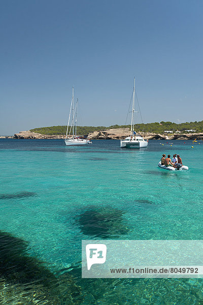 Mensch  Menschen  Strand  klein  Boot  Yacht  ausgehen  Ibiza  Spanien