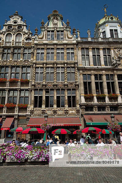 Außenaufnahme  Mensch  Menschen  Brüssel  Hautpstadt  Ehrfurcht  trinken  essen  essend  isst  Cafe  Belgien  Platz