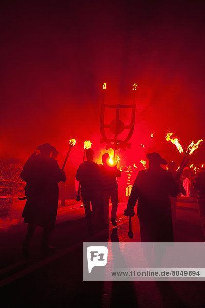 Mensch  Menschen  gehen  Nacht  Großbritannien  Kleidung  Gesellschaft  Pirat  jung  Freudenfeuer  East Sussex  England  Prozession