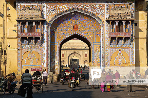 sehen  Großstadt  Palast  Schloß  Schlösser  Eingang  blättern  Indien  Jaipur  alt  Rajasthan