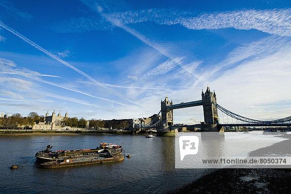 Tower Bridge auf der Themse  London  England  Großbritannien