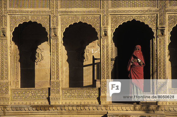 Frau  Gebäude  frontal  Dekoration  Indien  Rajasthan