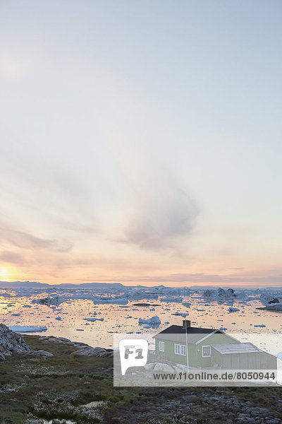Farbaufnahme Farbe Gebäude Grönland Ilulissat Westküste