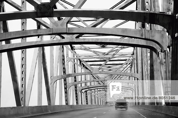 Vereinigte Staaten von Amerika USA passen bauen Auto über Brücke Ansicht Louisiana Metall