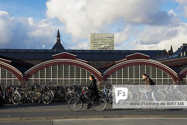 passen Fahrradfahrer Dänemark frontal Kopenhagen Hauptstadt Mittelpunkt Haltestelle Haltepunkt Station