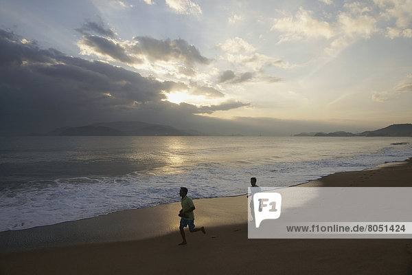 Mensch  Menschen  Strand  Sonnenuntergang  rennen  vorwärts  Nha Trang  Vietnam