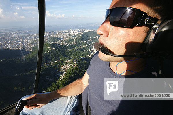 Mann  über  lenken  Hubschrauber  Brasilien