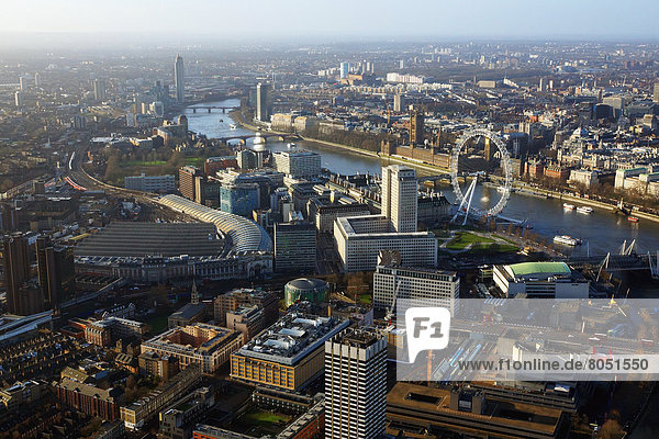 Luftaufnahme des zentralen London in Richtung London Eye und Houses of Parliament  England  UK