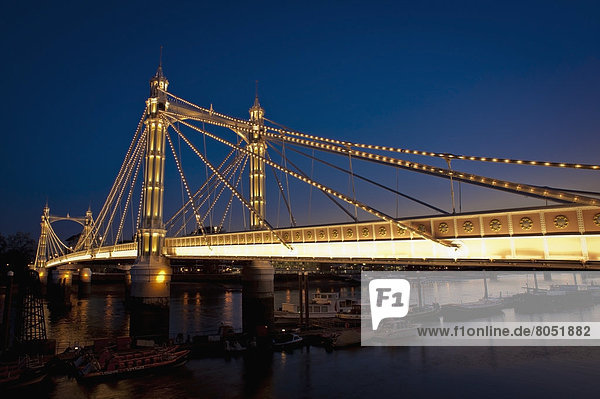 Albert Bridge bei Nacht  London  England  Großbritannien