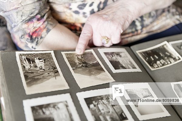 Alte Frau schaut in ein Fotoalbum  close-up