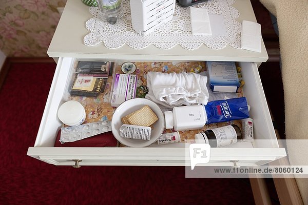 Medikamente in einer Nachttisch-Schublade