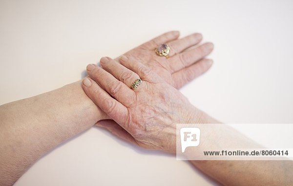 Hände einer alten Frau