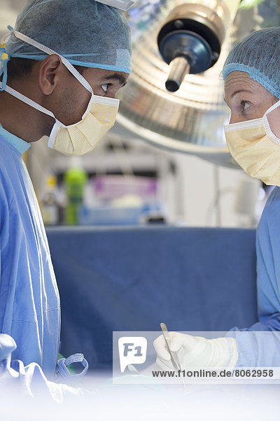 Chirurgen sprechen im Operationssaal