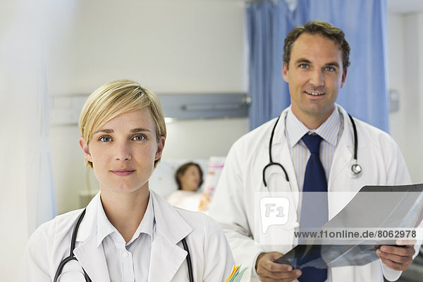 Ärzte stehen im Krankenhauszimmer