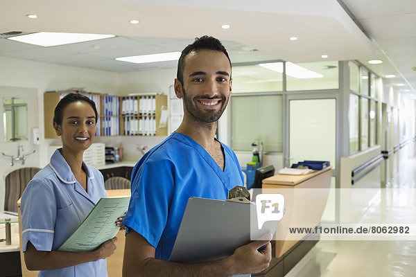Krankenschwestern lächeln im Krankenhausflur