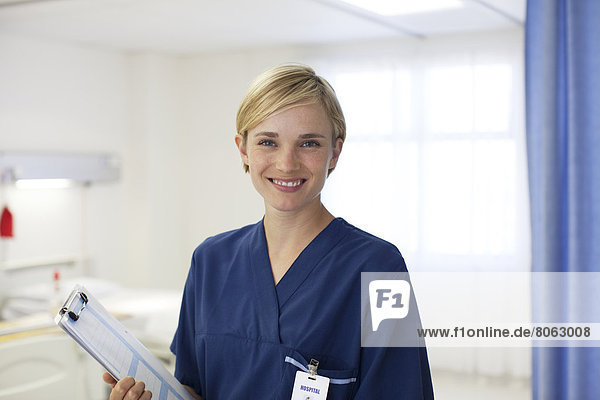 Krankenschwester lächelt im Krankenhauszimmer